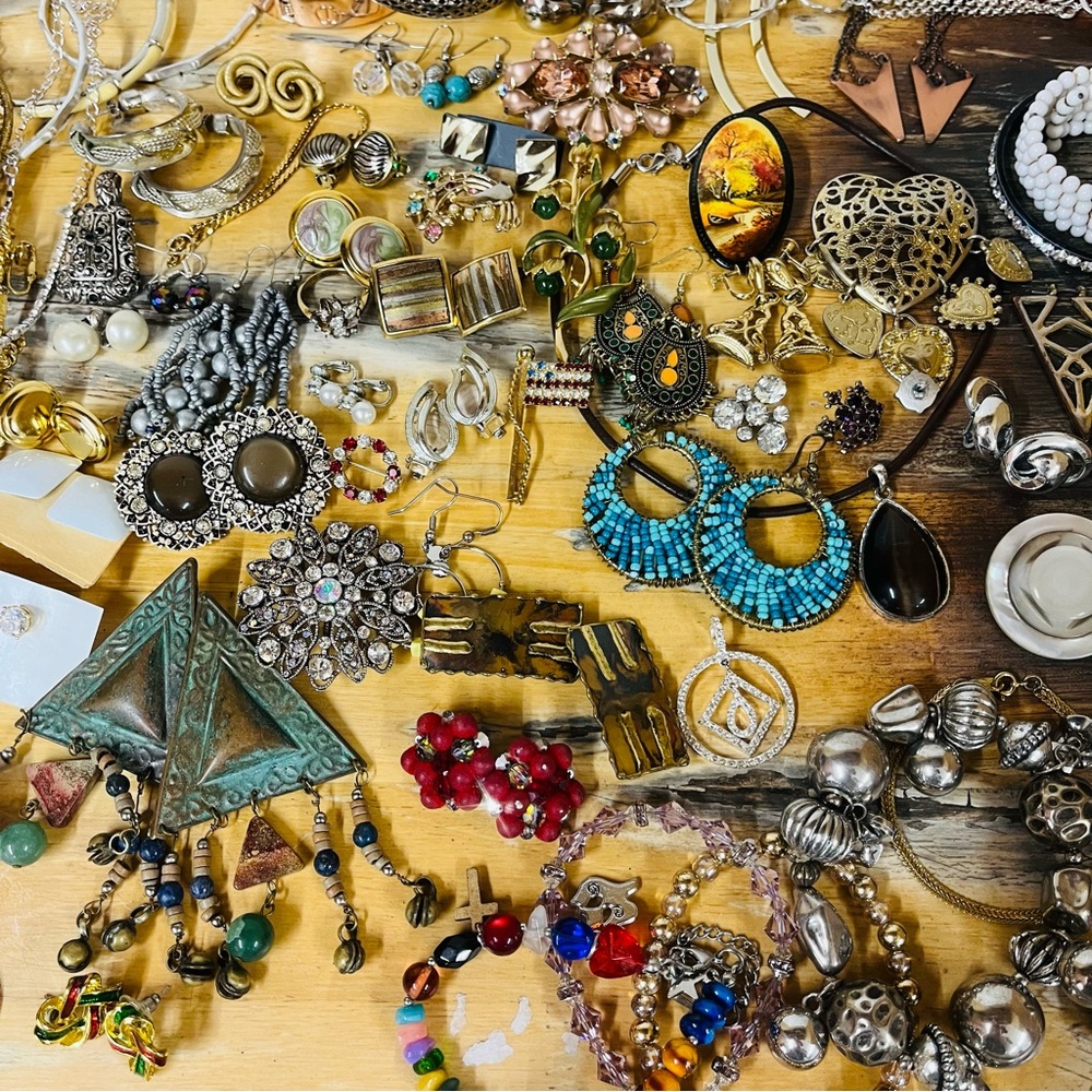 Jewelry Costume Jewelry Necklaces Brooches Bracelets Mixed Lot of 82 Pieces - Picture 5 of 16